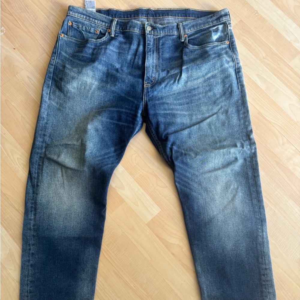 Like new men’s Levi’s 502 denim jeans